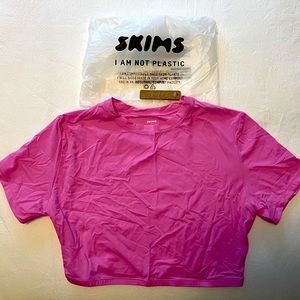 SKIMS Fits Everybody Super Cropped T-Shirt in Neon Orchid